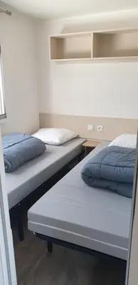 Un ou plusieurs lits dans un hébergement de l'établissement MH 472 TOUT CONFORT de 36M2 3 chambres 1 salle de bain idéalement situé dans camping 4 étoiles