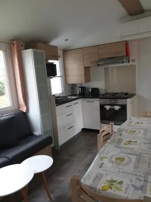 Cuisine ou kitchenette dans l'établissement MH 472 TOUT CONFORT de 36M2 3 chambres 1 salle de bain idéalement situé dans camping 4 étoiles