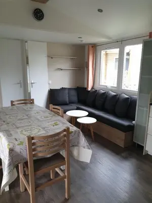 Coin salon dans l'établissement MH 472 TOUT CONFORT de 36M2 3 chambres 1 salle de bain idéalement situé dans camping 4 étoiles
