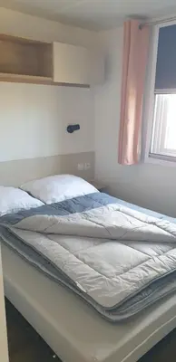 Un ou plusieurs lits dans un hébergement de l'établissement MH 472 TOUT CONFORT de 36M2 3 chambres 1 salle de bain idéalement situé dans camping 4 étoiles