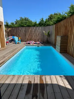 Piscine de l'établissement Maison de vacances au centre Biscarrosse ou située à proximité