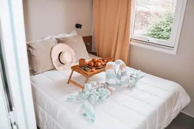 Un ou plusieurs lits dans un hébergement de l'établissement Bungalow - Camping de la plage