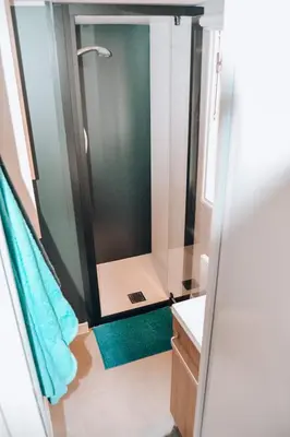 Salle de bains dans l'établissement Bungalow - Camping de la plage