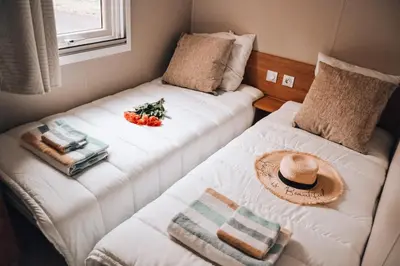 Un ou plusieurs lits dans un hébergement de l'établissement Bungalow - Camping de la plage