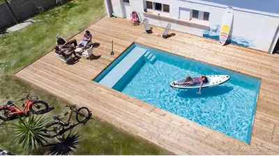 Piscine de l'établissement Sewa surf House 10min de Capbreton Hossegor ou située à proximité