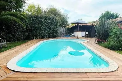 Piscine de l'établissement Villa élégante à La Teste-de-Buch avec piscine privée ou située à proximité