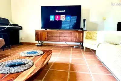 Télévision ou salle de divertissement dans l'établissement Villa élégante à La Teste-de-Buch avec piscine privée