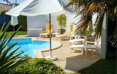 Piscine de l'établissement Nice Home In Léon With Kitchen ou située à proximité