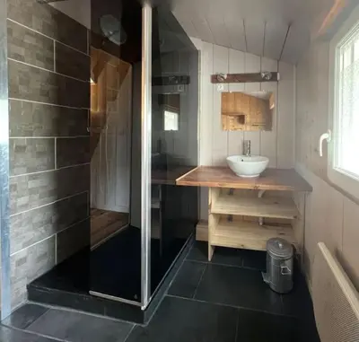 Salle de bains dans l'établissement Villa avec piscine proche du lac