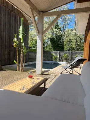 Terrasse ou espace extérieur de l'établissement Villa avec piscine proche du lac