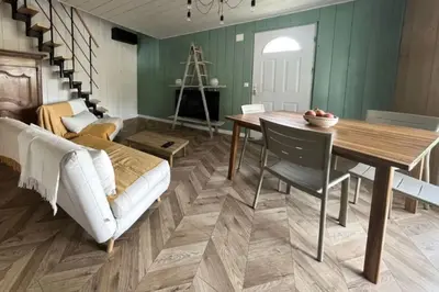 Coin salon dans l'établissement Villa avec piscine proche du lac