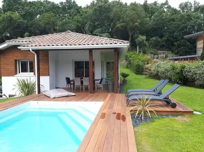 Piscine de l'établissement Maison dans les Landes au bord de l'océan ou située à proximité
