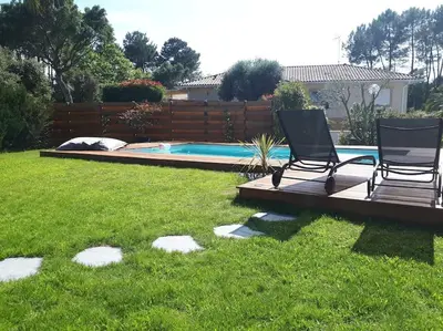 Piscine de l'établissement Maison dans les Landes au bord de l'océan ou située à proximité