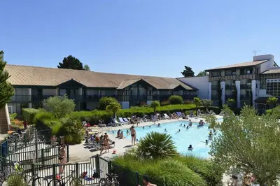 Piscine de l'établissement Appart 4 à 5 Pers face au golf 700m de l'océan ou située à proximité