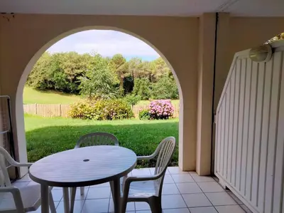 Jardin de l'établissement Appart 4 à 5 Pers face au golf 700m de l'océan