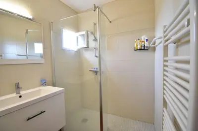 Salle de bains dans l'établissement HOSSEGOR RAYON VERT - En front de mer superbe vue océan, plages, Pyrénées, estacade et pinède