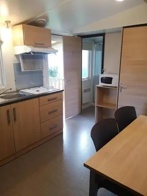 Cuisine ou kitchenette dans l'établissement MOBIL HOME 6 Places - CLIMATISE