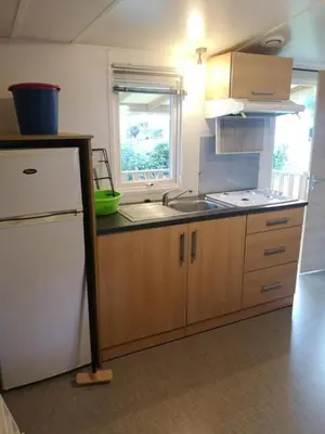 Cuisine ou kitchenette dans l'établissement MOBIL HOME 6 Places - CLIMATISE