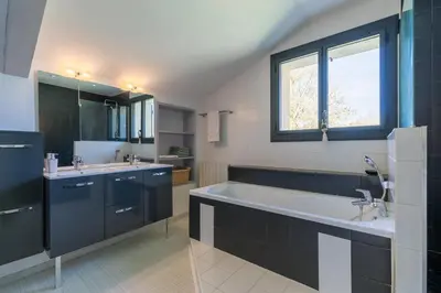 Cuisine ou kitchenette dans l'établissement Suite familiale 2 chambres communicantes et piscine