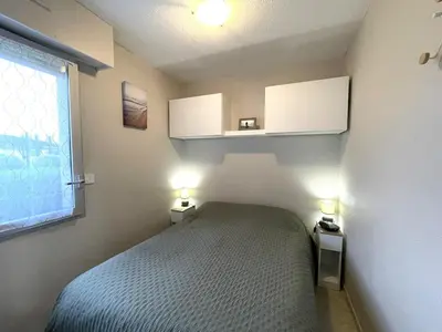 Un ou plusieurs lits dans un hébergement de l'établissement Appartement T2 à 50m du lac avec piscine et parking - FR-1-379-173