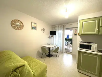 Cuisine ou kitchenette dans l'établissement Appartement T2 à 50m du lac avec piscine et parking - FR-1-379-173