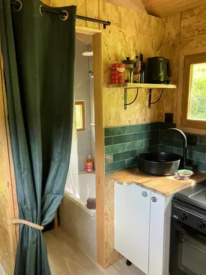 Cuisine ou kitchenette dans l'établissement INTO THE WILD - Nos 5 logements 