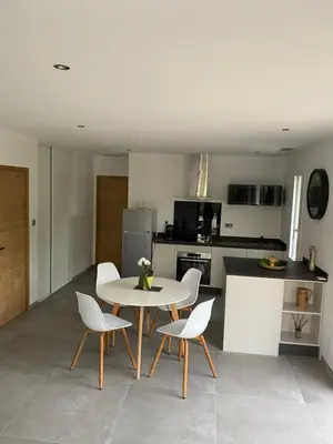 Cuisine ou kitchenette dans l'établissement Maison calme IHESA
