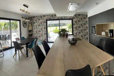 Cuisine ou kitchenette dans l'établissement Magnifique villa avec piscine à 20 min de hossegor