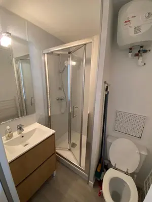 Salle de bains dans l'établissement AU BORD DU LAC
