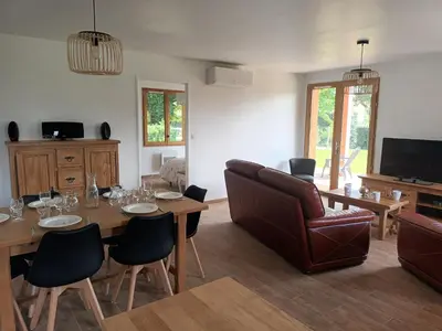 Télévision ou salle de divertissement dans l'établissement Jolie maison landaise tout confort