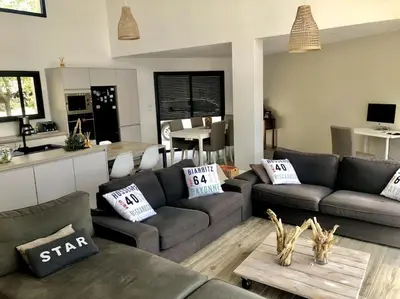 Coin salon dans l'établissement charmante maison pour des vacances idéales