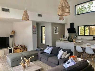 Télévision ou salle de divertissement dans l'établissement charmante maison pour des vacances idéales
