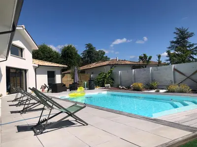 Piscine de l'établissement charmante maison pour des vacances idéales ou située à proximité