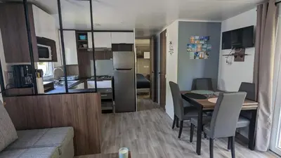 Cuisine ou kitchenette dans l'établissement Mobil-home 40m2 au calme, plage, piscine, forêt