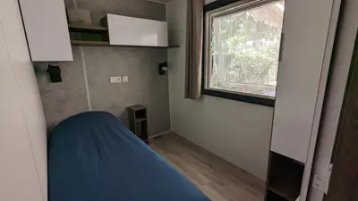 Télévision ou salle de divertissement dans l'établissement Mobil-home 40m2 au calme, plage, piscine, forêt