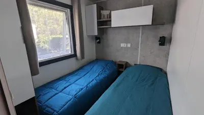 Télévision ou salle de divertissement dans l'établissement Mobil-home 40m2 au calme, plage, piscine, forêt