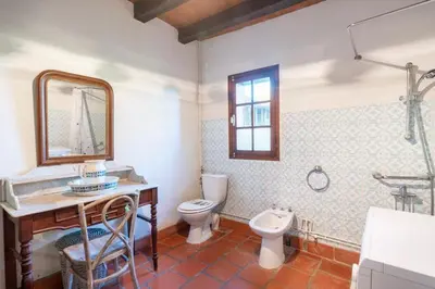 Salle de bains dans l'établissement Maison landaise avec jardin clos, idéal pour animaux