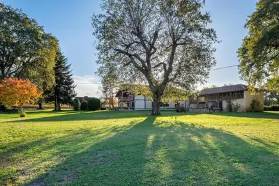 Jardin de l'établissement Maison landaise avec jardin clos, idéal pour animaux