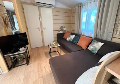 Télévision ou salle de divertissement dans l'établissement Mobil home camping Lalande Mimizan