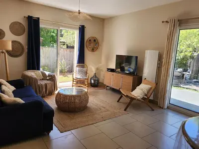Coin salon dans l'établissement Charmante maison à 2 pas du lac de Biscarosse
