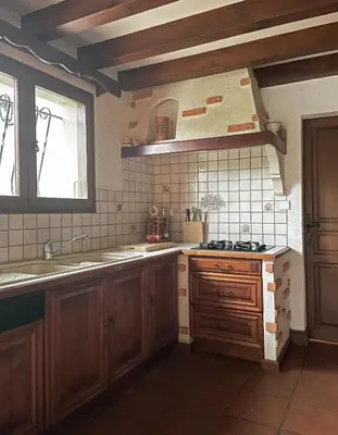 Cuisine ou kitchenette dans l'établissement Les Oliviers