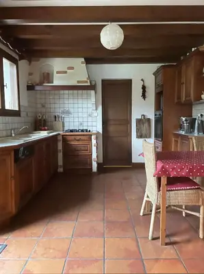 Cuisine ou kitchenette dans l'établissement Les Oliviers