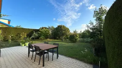 Jardin de l'établissement Jolie maison de vacances avec terrasse et jardin