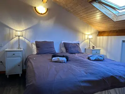 Un ou plusieurs lits dans un hébergement de l'établissement Jolie maison de vacances avec terrasse et jardin
