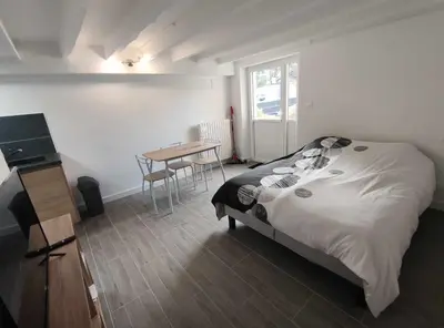 Un ou plusieurs lits dans un hébergement de l'établissement Studio proche centre-ville