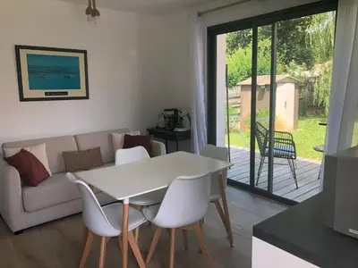 Coin salon dans l'établissement Joli Studio de 25 M2 au calme, idéal pour un couple