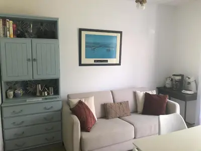 Coin salon dans l'établissement Joli Studio de 25 M2 au calme, idéal pour un couple