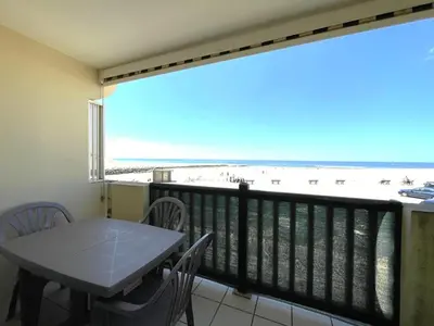 Vue générale sur la mer ou vue sur la mer prise depuis l'appartement