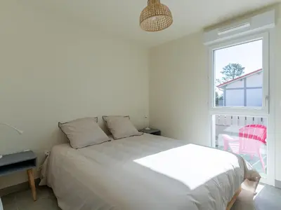 Un ou plusieurs lits dans un hébergement de l'établissement Appartement Neuf 3* à 2 Pas de l'Océan à Mimizan, 5 Pers, Balcon, Parking - FR-1-50-132