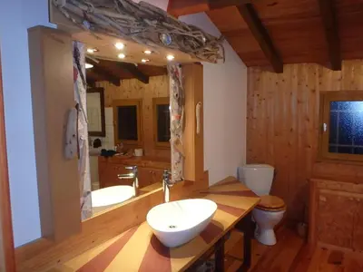 Salle de bains dans l'établissement Maison 120 M2, location saisonnière, proche de l'océan.